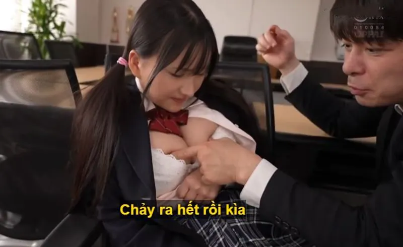 Trong suốt 3 năm, thầy giáo rèn luyện cô học trò ngực đẹp biến thành " bình đựng tinh"